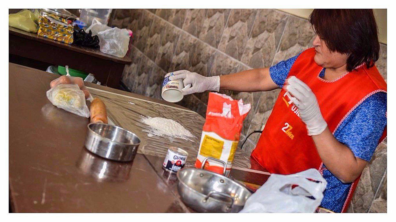 Mujeres y hombres participan en taller de pastelería 