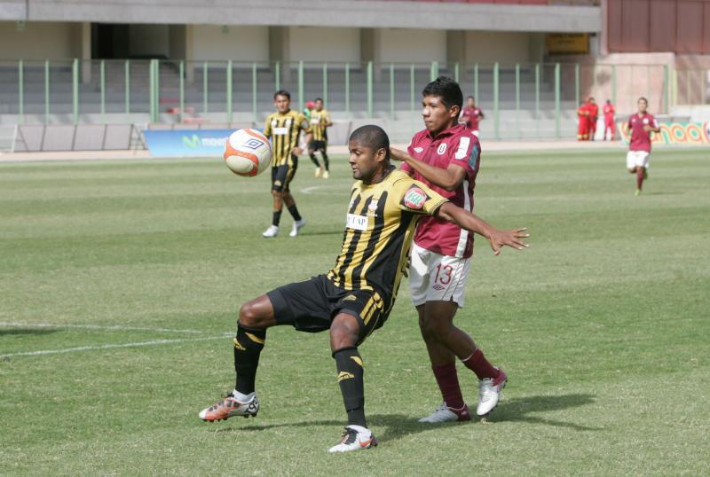 Cobresol goleó 3-0 a Universitario