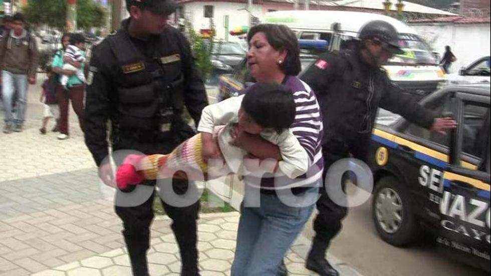 Padre flagela a su hija por orinarse en su ropa (VIDEO)