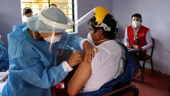 Cusco: el 82,38% del personal de salud que se encuentra en primera línea de lucha contra el COVID-19 recibió vacuna de Sinopharm. (Foto: Minsa)