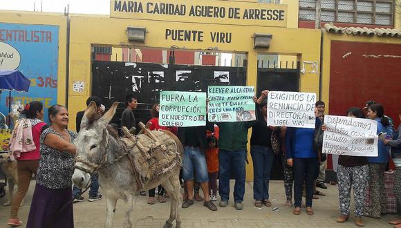 Virú: Con pancartas y un burro protestan en frontis de la I. E María Agüero de Arrese 