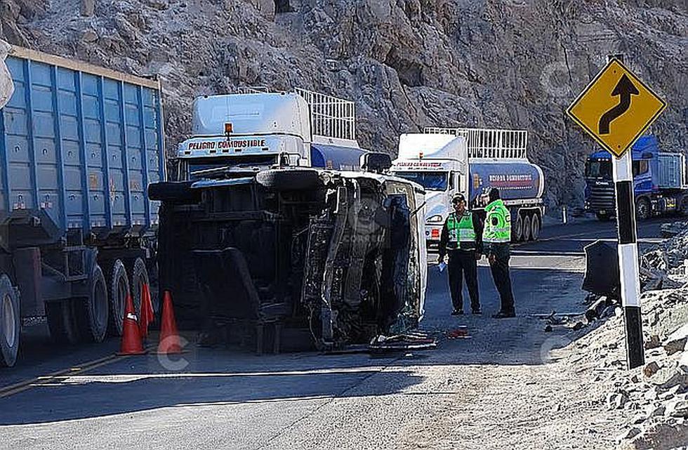 Dos fallecidos y seis heridos por despiste de minivan en la vía a Matarani