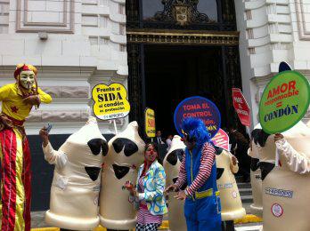 Condones contra el SIDA frente al Congreso