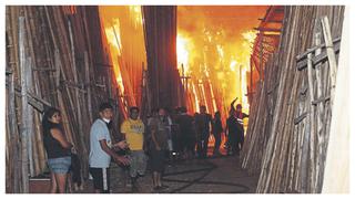 Ocho almacenes de madera arden en llamas en Sullana