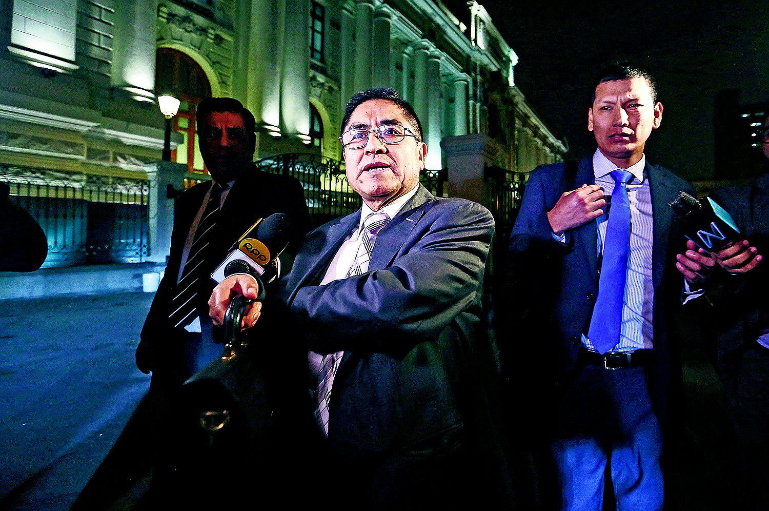 César Hinostroza y Walter Ríos se complican