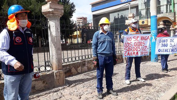 Juliaca: Trabajadores de construcción civil protestan pidiendo bonos 