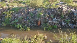 Aumentan desechos como mascarillas y guantes en ríos y canales de regadíos