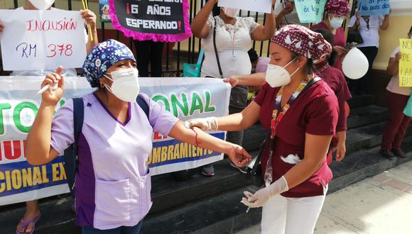 Afirman que hay trabajadores que han fallecido de coronavirus esperando sus nombramientos. Llevan entre 15 y 20 años laborando. (Foto: Tania Bautista)
