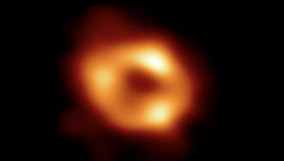 Aunque no podemos ver el agujero negro en sí, porque está completamente oscuro, el gas brillante que lo rodea tiene una firma reveladora: una región central oscura (llamada “sombra”) rodeada por una estructura brillante en forma de anillo. (Foto: @ehtelescope)