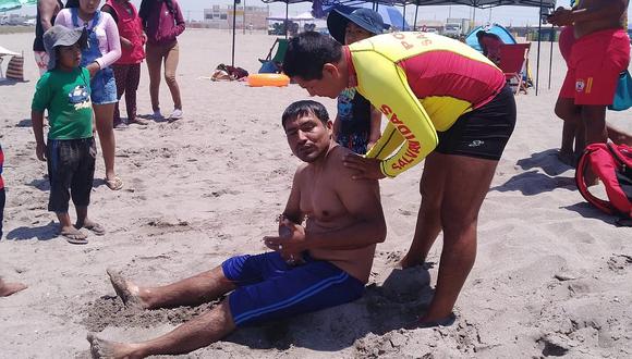 Salvavidas de la Policía rescata a 6 bañistas de morir ahogados en las playas de Tacna