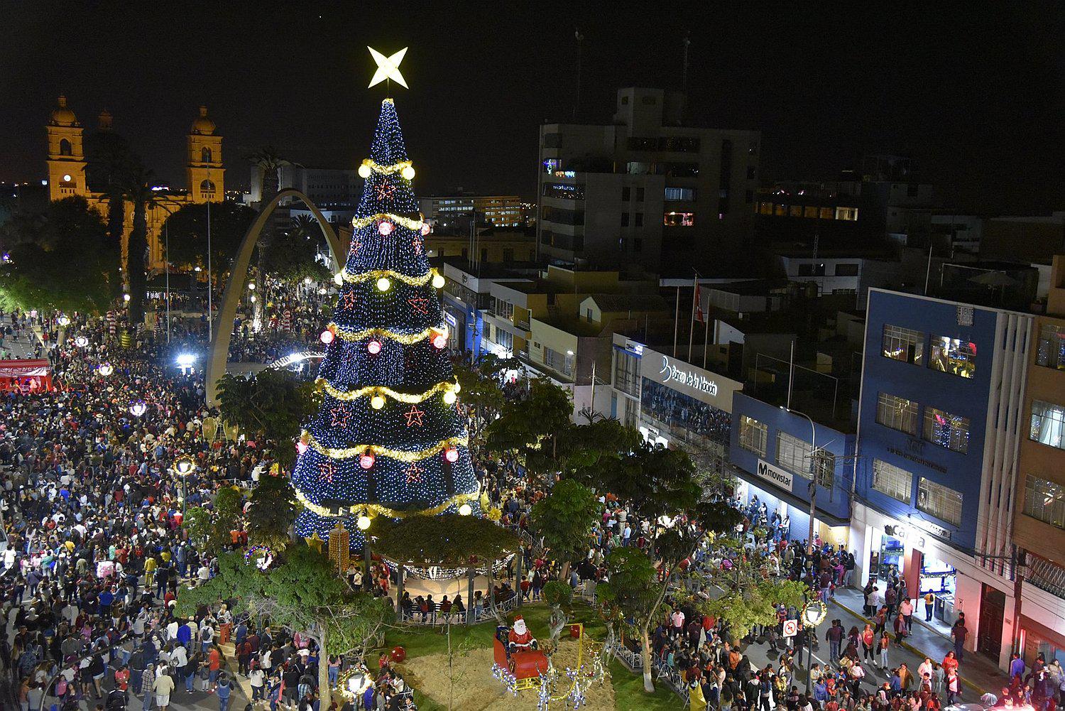 Inician los festejos navideños con el encendido del árbol