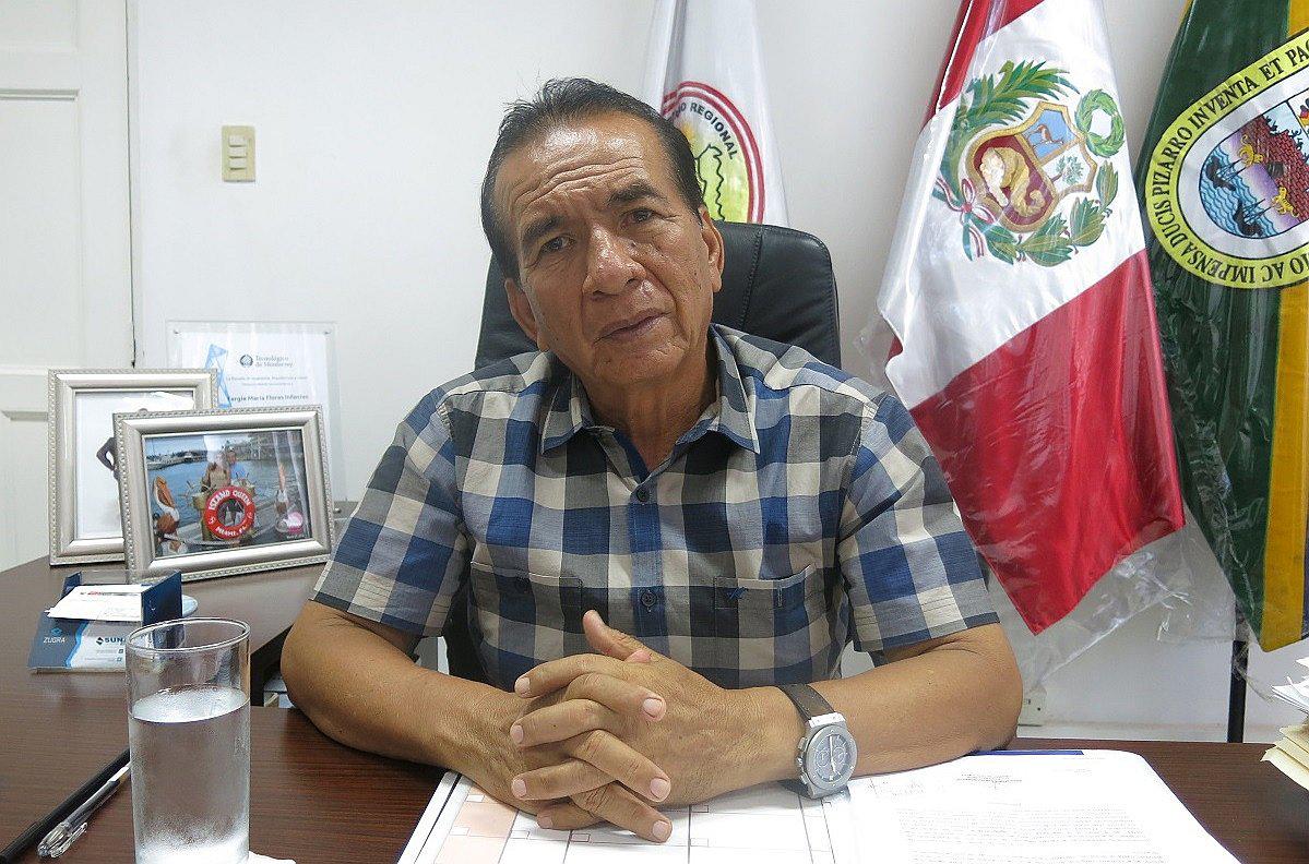 Ricardo Flores denunciará a personas que se llevaron las puertas del colegio Túpac Amaru