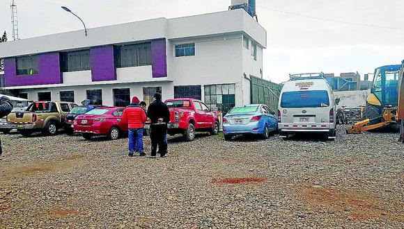 Recuperan auto robado escondido en garaje de Salcedo