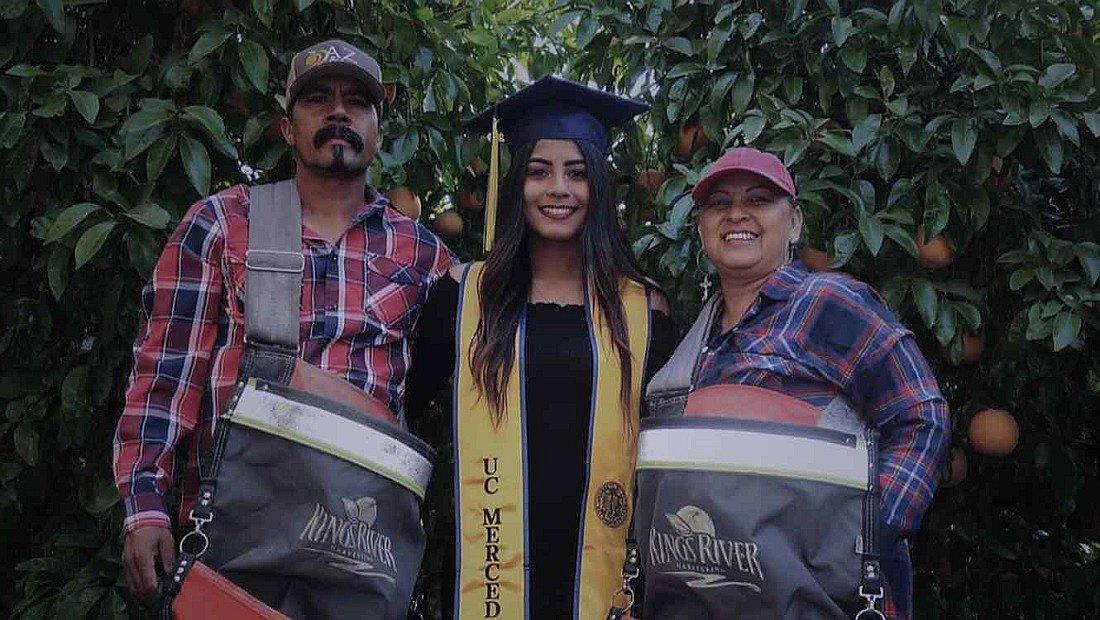 ​Twitter: Se viraliza foto de inmigrante a punto de graduarse y rindiendo homenaje a sus padres