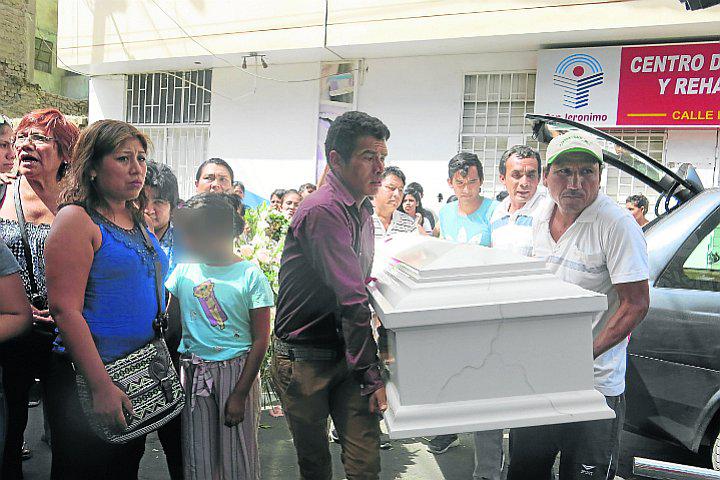 Familiares protestan por menor que falleció aplastada por un obrero