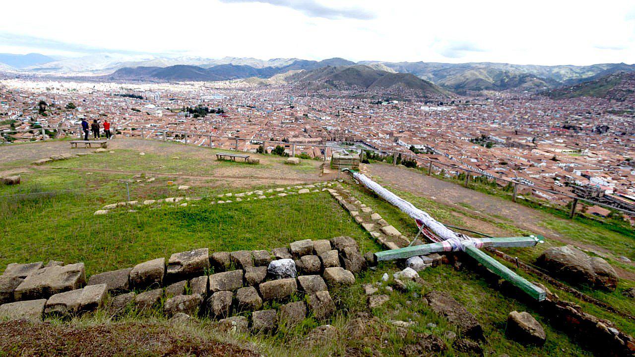 Antigua cruz ubicada en Parque Arqueológico de Sacsayhuamán se desprende