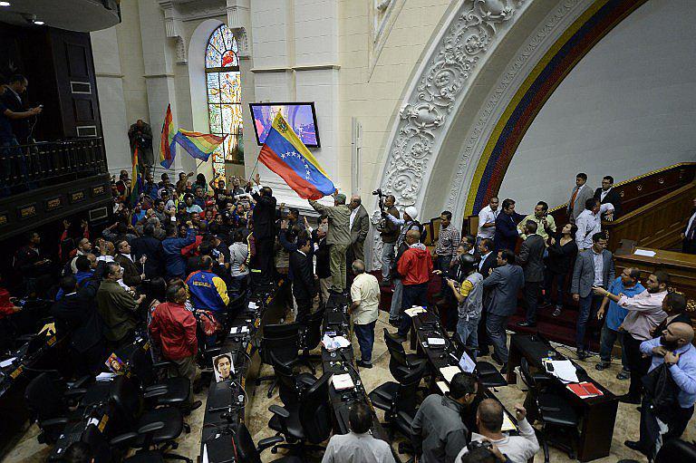 Chavistas ingresaron a la fuerza al Parlamento venezolano (VIDEO)