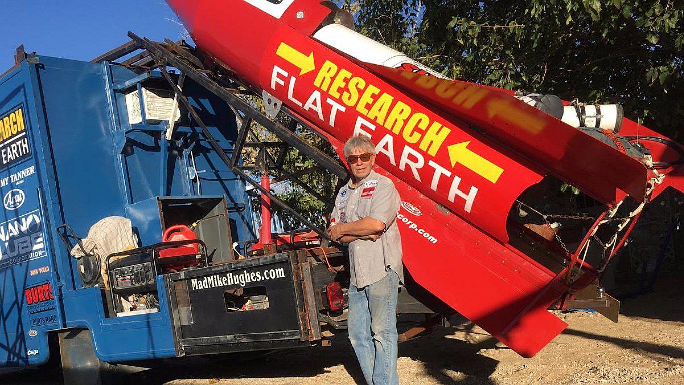 Este hombre volará en un cohete casero para demostrar que la Tierra es plana