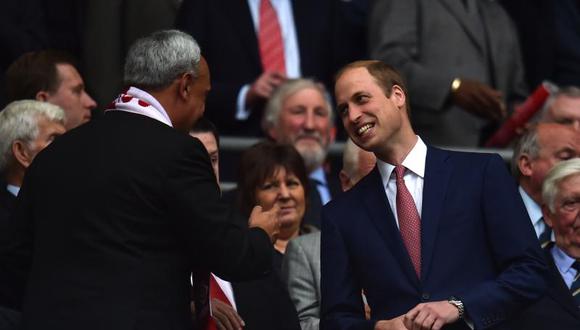 Manuel Burga saludó al príncipe William en Wembley