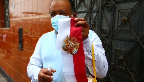 El confeccionista de la banda presidencial se acercó a la vivienda de Pedro Castillo para tomar las medidas del presidente electo.