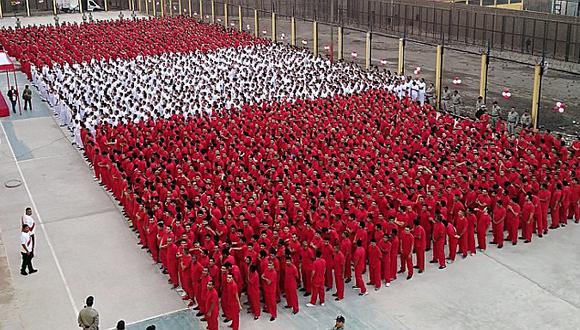 Internos de penal de Lurigancho forman enorme bandera del Perú en apoyo a la selección