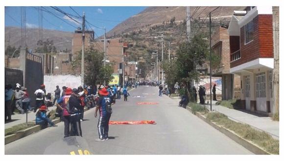 Docentes bloquean carretera que comunica a Huancayo con la Selva Central 