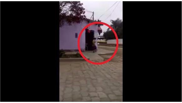 Chiclayo: Vea cómo esta mujer mototaxista domina el balón al caminar por las calles (VIDEO)