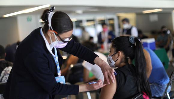 Geresa aplicará hasta el domingo inyecciones a jóvenes de 18 a 28 años de la provincia Arequipa que ya recibieron la primera vacuna. (EFE/Sáshenka Gutiérrez)