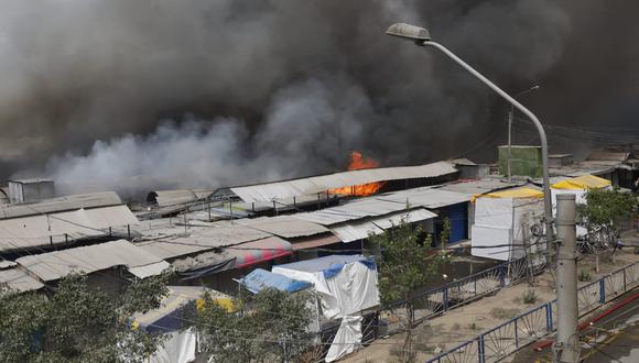 Incendio en el mercado conocido como "La cachina" en San Juan de lurigancho. Fotos Diana Marcelo /@photo.gec