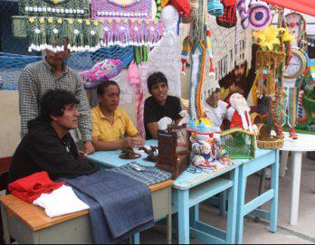 Colorida feria en el penal de Ayacucho