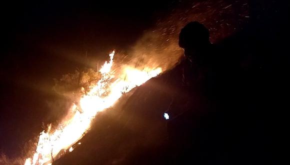 Huancayo: En medio de la oscuridad serenos demoran 8 horas para apagar incendio (VIDEO)