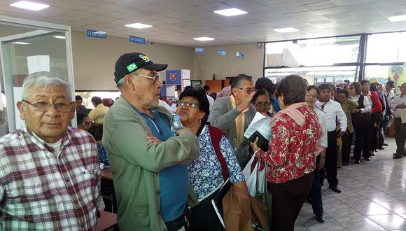 Comienza pago fraccionado de la deuda social a profesores de Arequipa