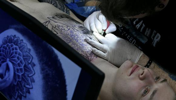 Estados Unidos: Tatuador cubre gratis tatuajes racistas o de pandillas