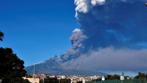 Italia: Volcán Etna cubre de humo el cielo de Sicilia
