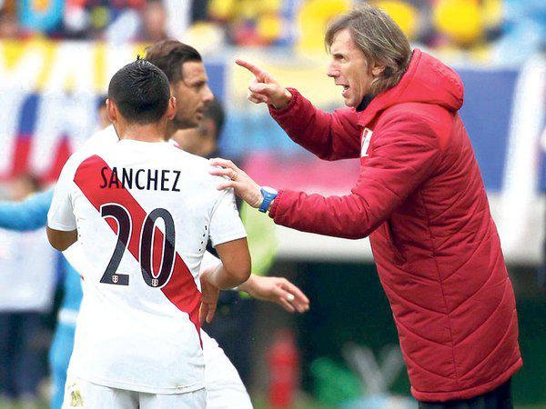 Ricardo Gareca se quita la medalla del tercer lugar (VIDEO)