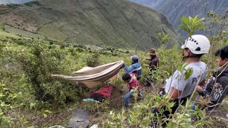 Dos personas fallecieron tras despiste y volcadura de camioneta a un abismo en Cusco