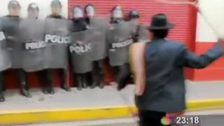 YouTube: Alcalde junto a campesinos atacan con latigazos a policías en Puno (VIDEO)