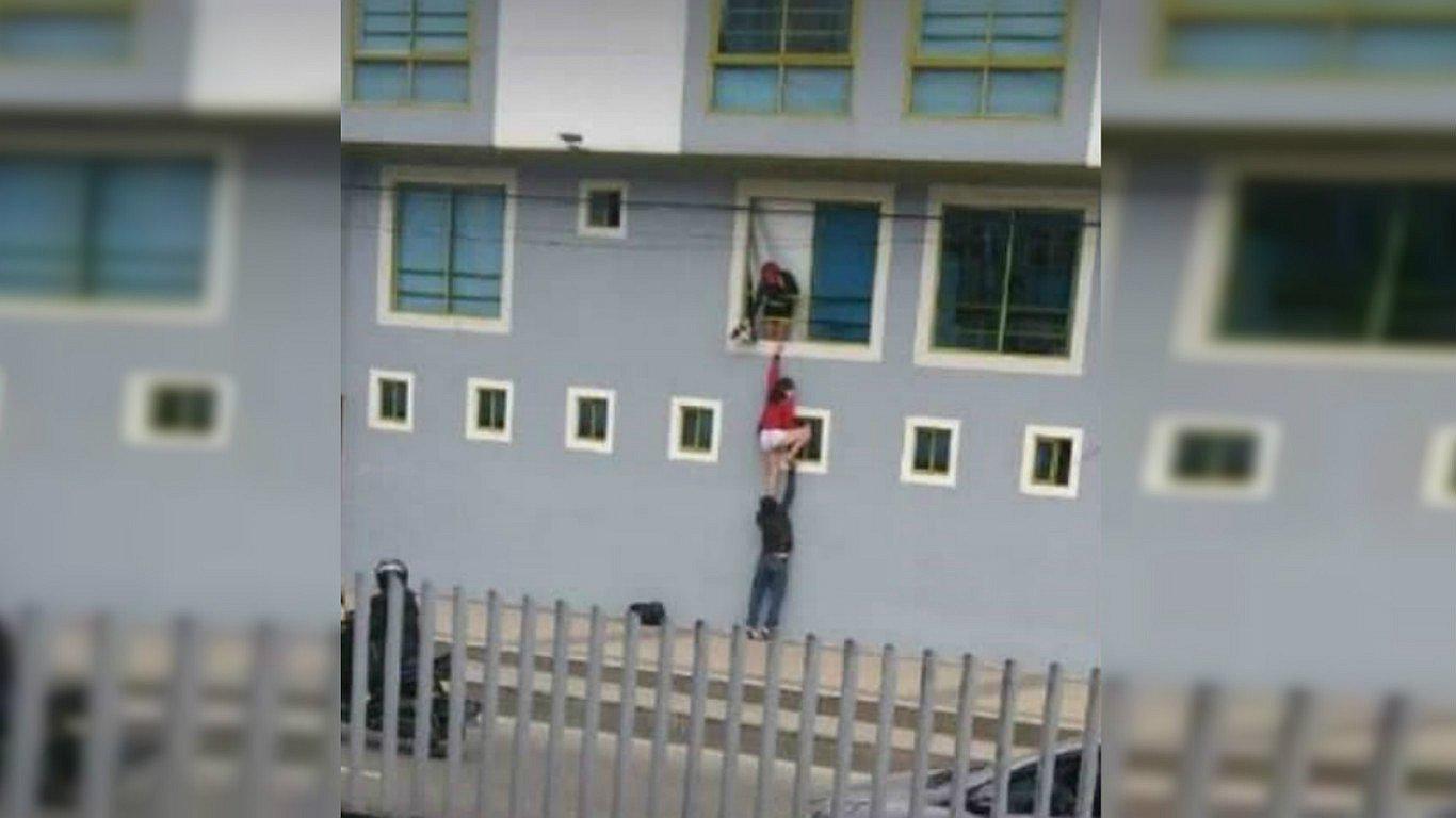 Graban a un hombre y dos mujeres escapando de un hotel por no pagar (VIDEO)