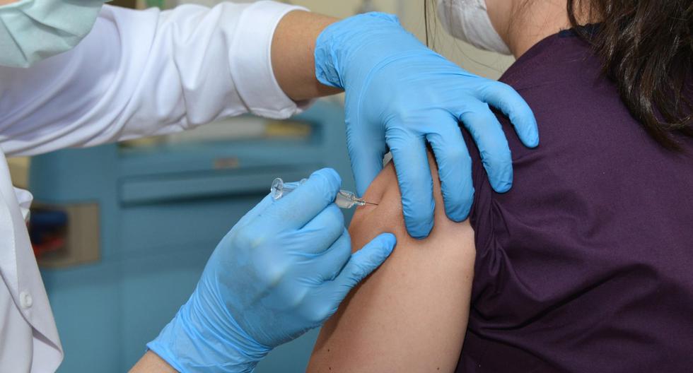 Imagen referencial. Un trabajador médico es visto inyectando una vacuna contra el coronavirus a un colega. (EFE/EPA/HACETTEPE UNIVERSITY HOSPITAL).