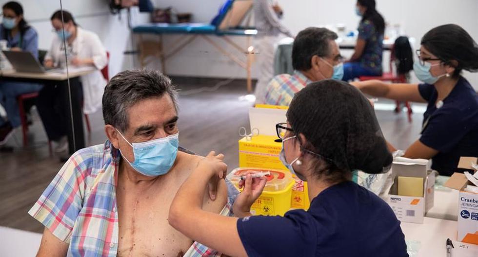 Una enfermera le administra una vacuna contra el coronavirus del laboratorio chino Sinovac a una persona en un centro de Salud de Santiago de Chile. (Foto: EFE/ Alberto Valdés).