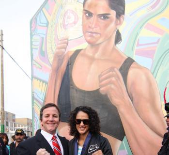 Kina Malpartida y su mural en el Coliseo Chamochumbi de Magdalena 
