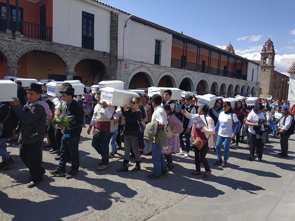 Restituyen los restos de 64 víctimas de la violencia terrorista (FOTOS)