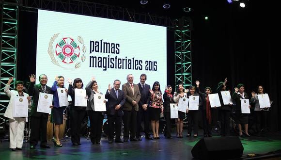 Docente chiclayana recibe condecoración Palmas Magisteriales 2015