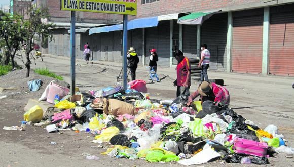 Montículos de basura en plataforma comercial Andrés Avelino Cáceres. (Foto: Leonardo Cuito)