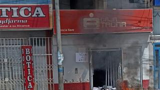 Incendian agencia de la Caja Tacna durante protestas en Ilave (FOTOS)