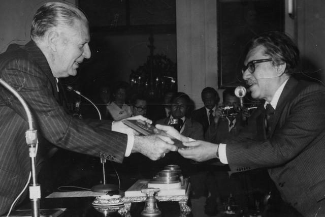 Alfonso Grados Bertorini, con el presidente Fernando Belaunde Terry. (GEC Archivo Histórico)