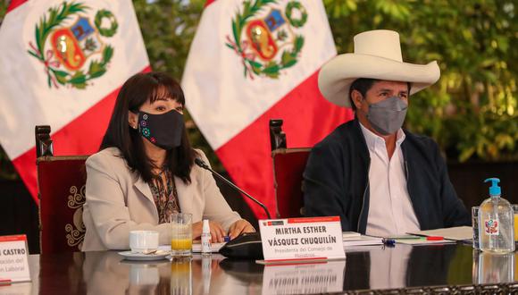 Mirtha Vásquez y Pedro Castillo firmaron la resolución suprema este sábado. (Foto: PCM)