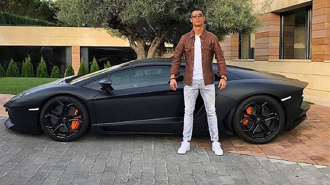 ​Cristiano Ronaldo pone a la venta su primer auto que compró a los 18 años 
