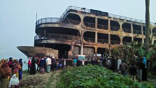 Mueren al menos 37 personas en el incendio de un ferri en Bangladés