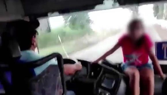 Indignante: permiten que niña viaje sentada cerca de parabrisas de bus interprovincial (VIDEO)